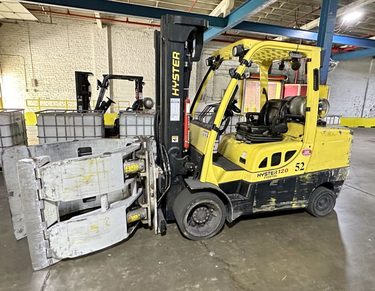 forklift-with-roll-clamp-rabin-worldwide